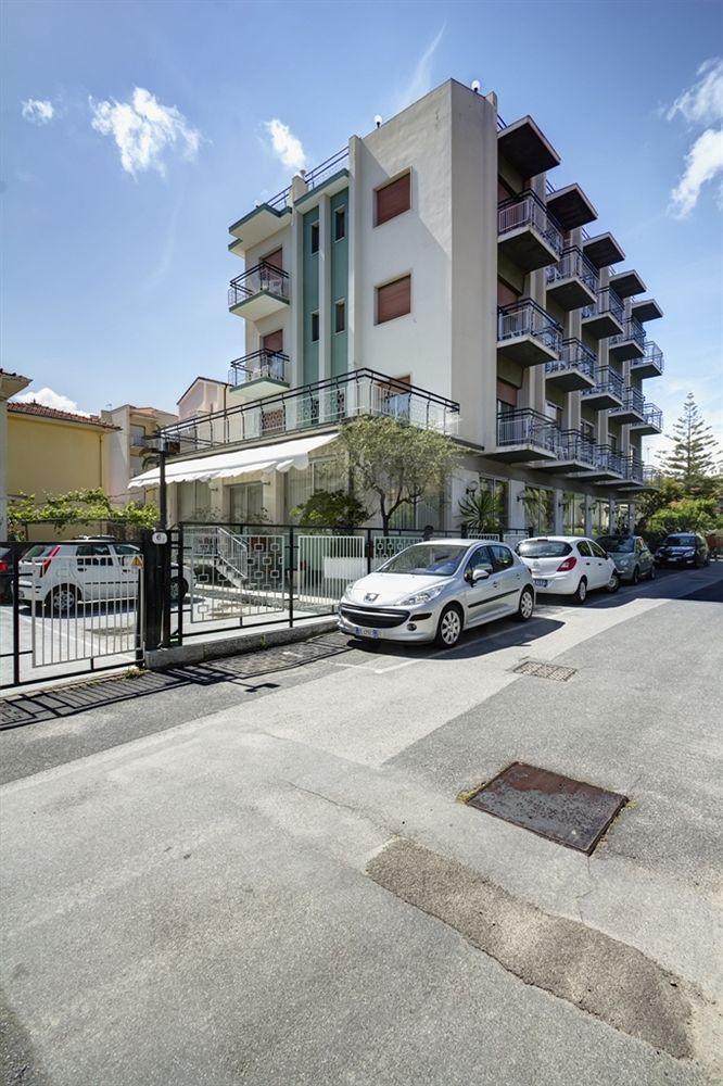 Hotel Virginia Diano Marina Luaran gambar